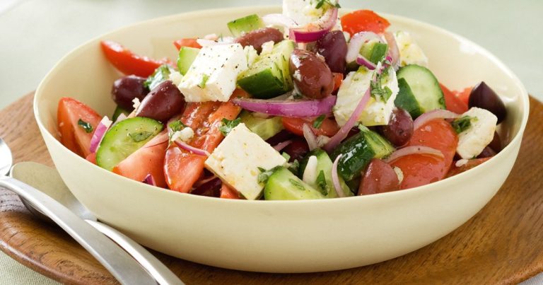 super-easy-greek-salad-81664-1